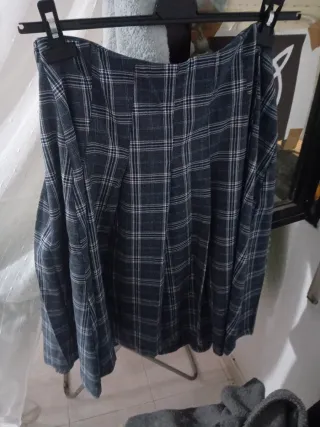 Falda Stradivarius cuadros gris y blanco