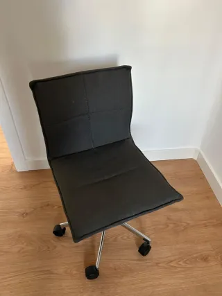 Silla de escritorio gris con ruedas