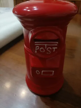 Salvadanaio rosso a forma di cassetta postale