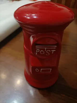 Salvadanaio rosso a forma di cassetta postale
