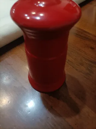 Salvadanaio rosso a forma di cassetta postale