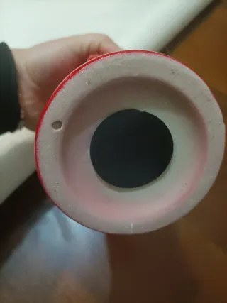 Salvadanaio rosso a forma di cassetta postale