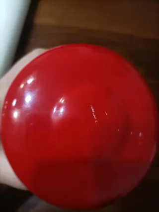 Salvadanaio rosso a forma di cassetta postale