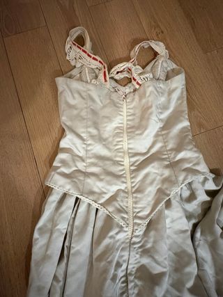 Vestido de baile beige con cordones rojos