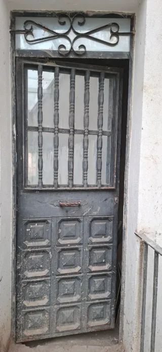 Puerta de forja para vivienda