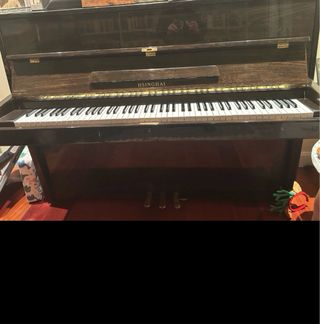 Piano vertical de madera HSINGHAI muy buen estado