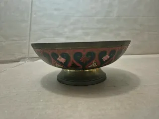 Cuenco de latón decorado a mano