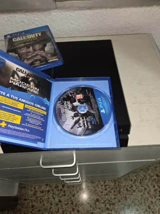 PS4 Negra + 2 Mandos + 3 Juegos