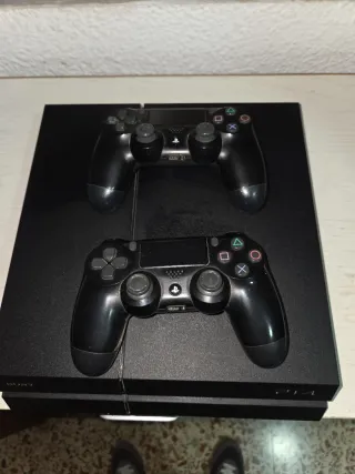 PS4 Negra + 2 Mandos + 3 Juegos