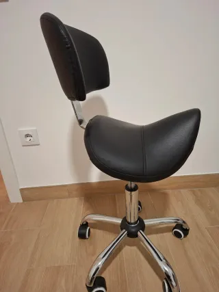 Silla ergonómica negra con respaldo