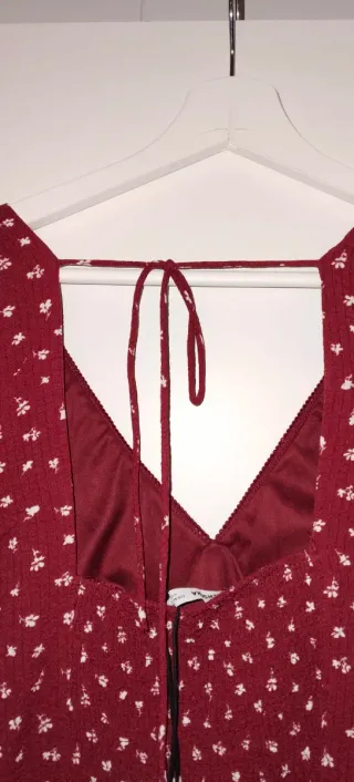 Vestido Bershka burdeos y flores a estrenar T.M