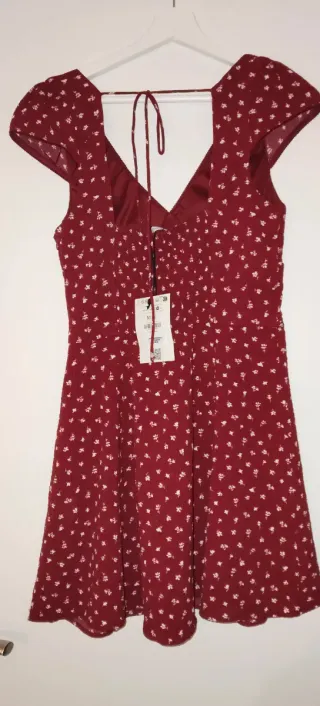 Vestido Bershka burdeos y flores a estrenar T.M