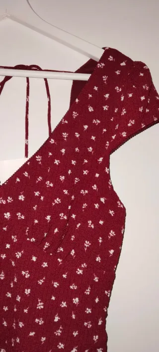 Vestido Bershka burdeos y flores a estrenar T.M