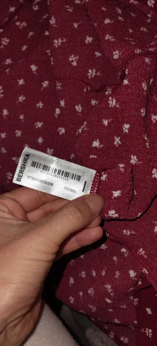 Vestido Bershka burdeos y flores a estrenar T.M