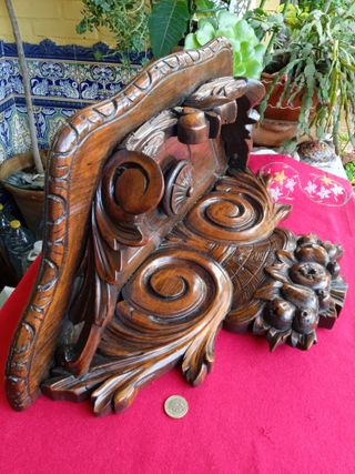 Ménsula madera tallada antigua pared