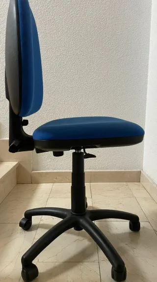 Sillón de oficina azul y negro