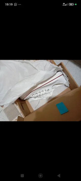 Nuove scarpe da ginnastica bianche