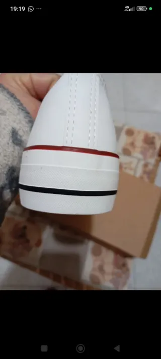 Nuove scarpe da ginnastica bianche