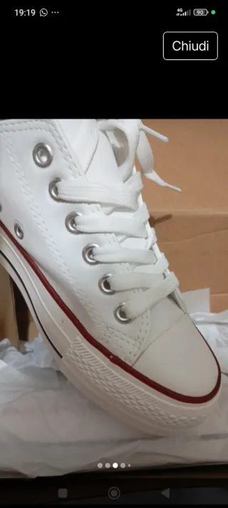 Nuove scarpe da ginnastica bianche