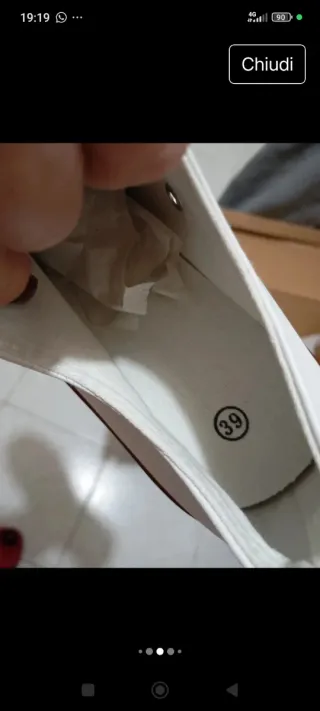 Nuove scarpe da ginnastica bianche