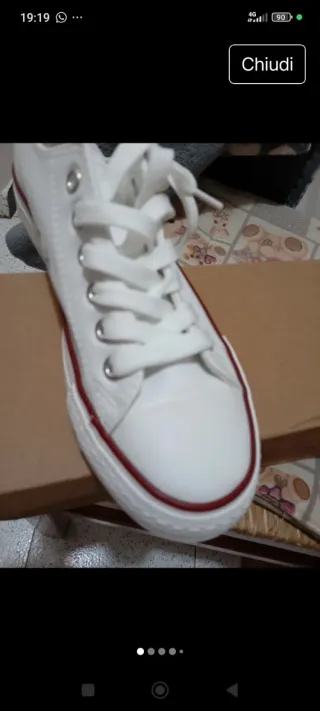 Nuove scarpe da ginnastica bianche