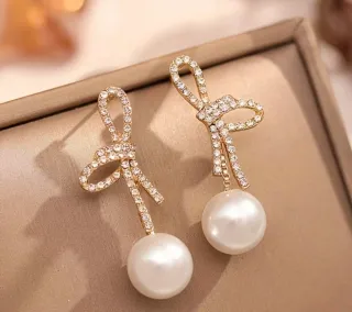 Pendientes dorados con perlas blancas de imitación