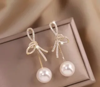 Pendientes dorados con perlas blancas de imitación