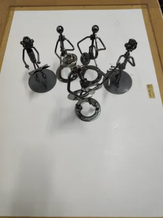 Figuras metal reciclado músicos
