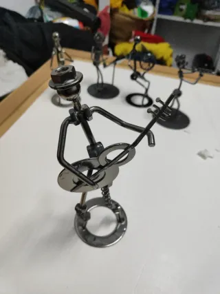 Figuras metal reciclado músicos