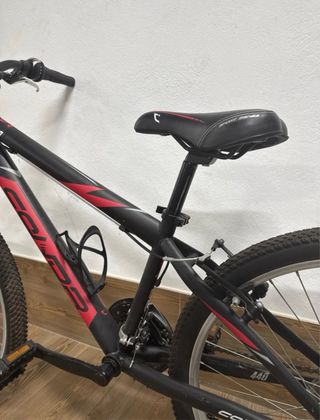 Bicicleta Montaña Negra y Roja