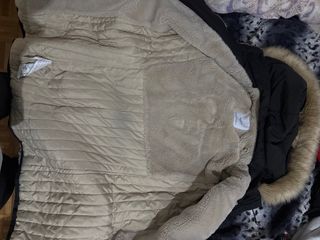 Abrigo negro largo con capucha