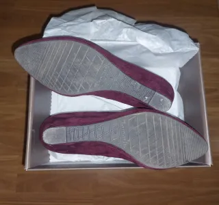 Zapatos de cuña Tamaris Burdeos