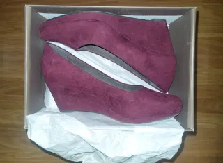 Zapatos de cuña Tamaris Burdeos