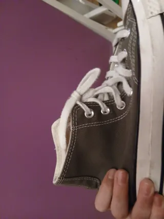 Converse grises y blancas