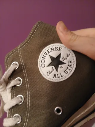 Converse grises y blancas