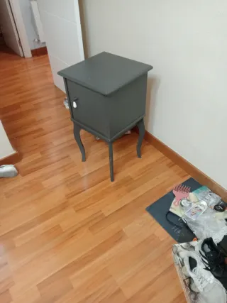 Mesilla de noche de madera gris