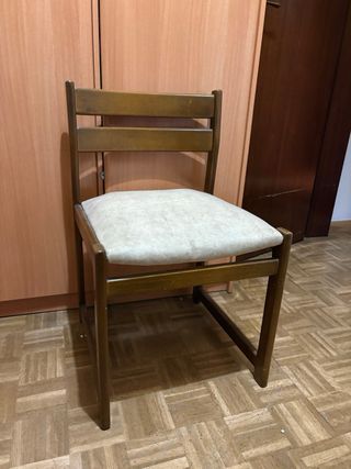 Silla de madera con asiento tapizado