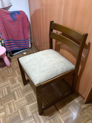 Silla de madera con asiento tapizado
