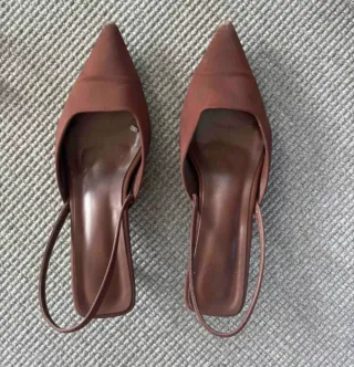 Zapatos de tacón kitten heels marrones