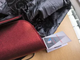 Bolso de mano burdeos con cadena plateada