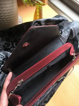 Bolso de mano burdeos con cadena plateada
