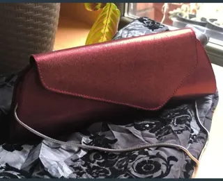 Bolso de mano burdeos con cadena plateada