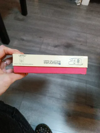 Caja de cartas coleccionables con diseño de corazo