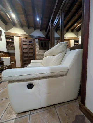 Divano in pelle bianca a due posti