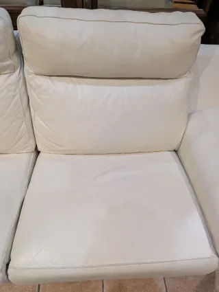 Divano in pelle bianca a due posti