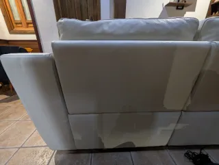 Divano in pelle bianca a due posti