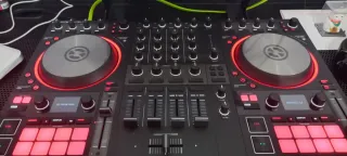 Controlador DJ Traktor S4 MK3