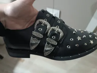 Zapatos negros tachuelas estrellas hebillas 39