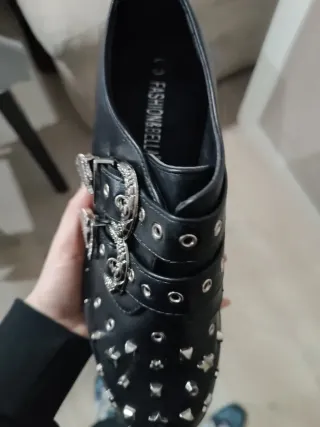 Zapatos negros tachuelas estrellas hebillas 39