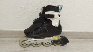 Patines en línea negros y blancos
